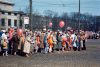 Ihmisjoukko Helsingin kaduilla juhlimassa vappua.. Kuvaaja: H. A. Turja. Lisenssi: CC BY 4.0 