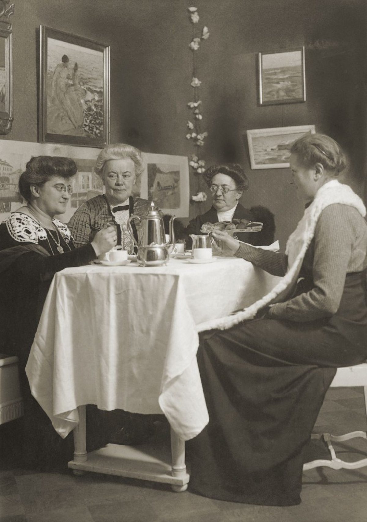 Coffee with friends: (from left) Rosika Schwimmer, Annie Furuhjelm, Lilly Krogius and Jenny af Forselles. Artur Faltin / Finnish Heritage Agency's picture collections