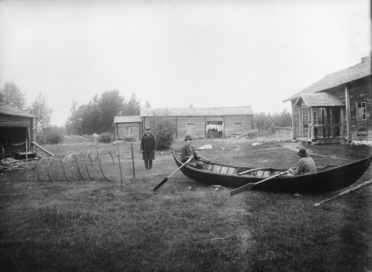 En båt och en ryssja på gården möjligen i Kuusamo före år 1908. U. T. Sirelius / Museiverkets bildsamlingar