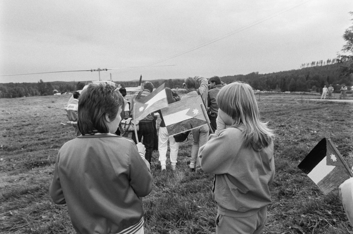 The princes of Monaco and Jordan landed on the field beside Purri House in the village of Vuorenkylä in a helicopter. Girls are waving the flags of Jordan at the royal guests. Photo: Anja Halla / Itä-Häme / Press Photo Archive JOKA