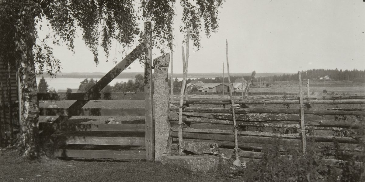The gate of Jussila farm in Hykkilä, Tammela, at the turn of the 1920s and 1930s (cropped image). Photo: Esko Aaltonen, Ethnographic Picture Collection, Finnish Heritage Agency