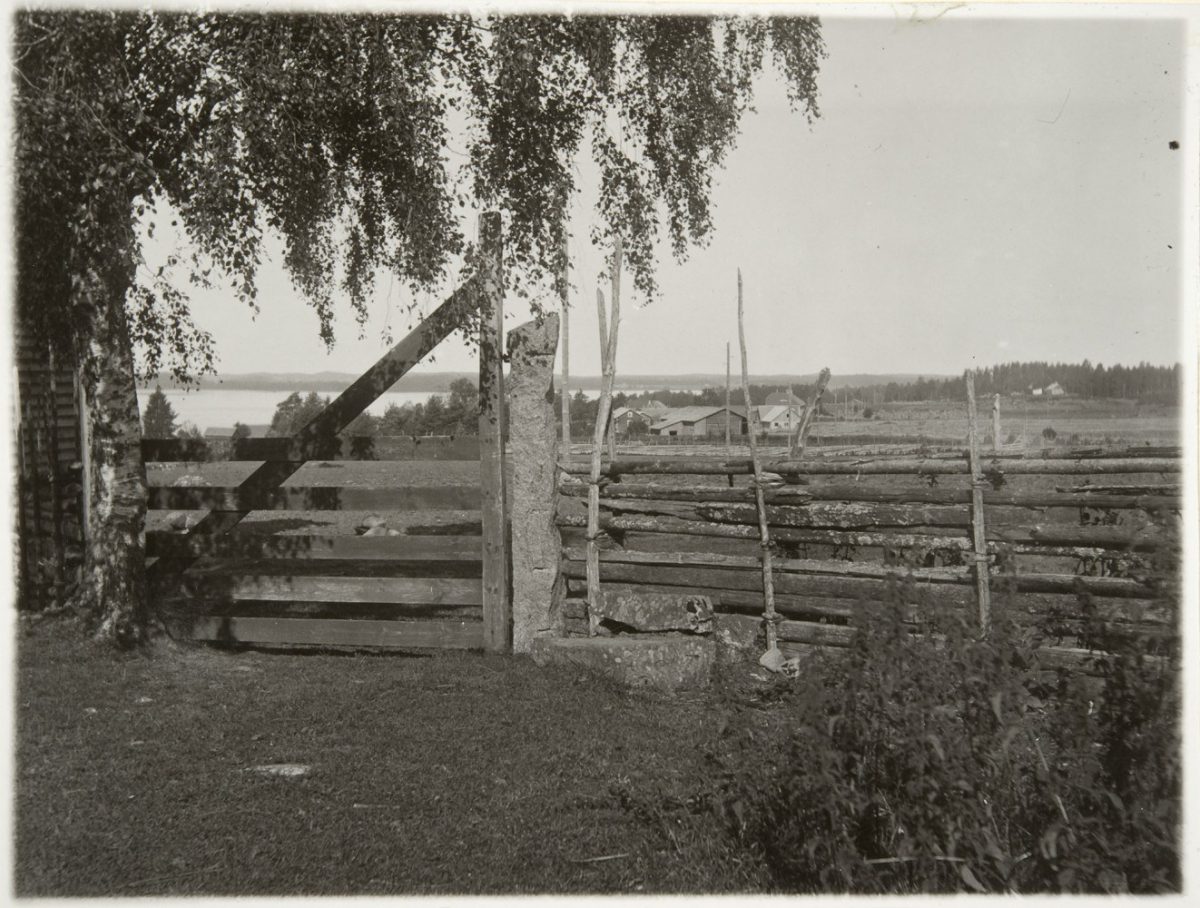 The gate of Jussila farm in Hykkilä, Tammela, at the turn of the 1920s and 1930s. Photo: Esko Aaltonen, Ethnographic Picture Collection, Finnish Heritage Agency