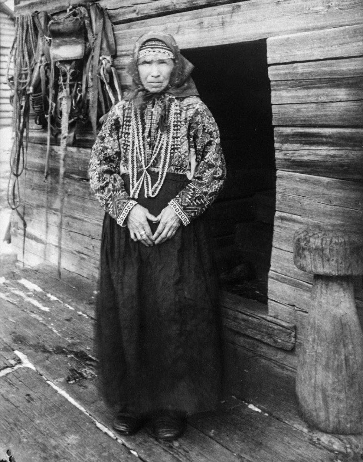 A Vogul woman in a peasant dress. Photo: Artturi Kannisto 1905–1906 / Picture Collections of the Finnish Heritage Agency