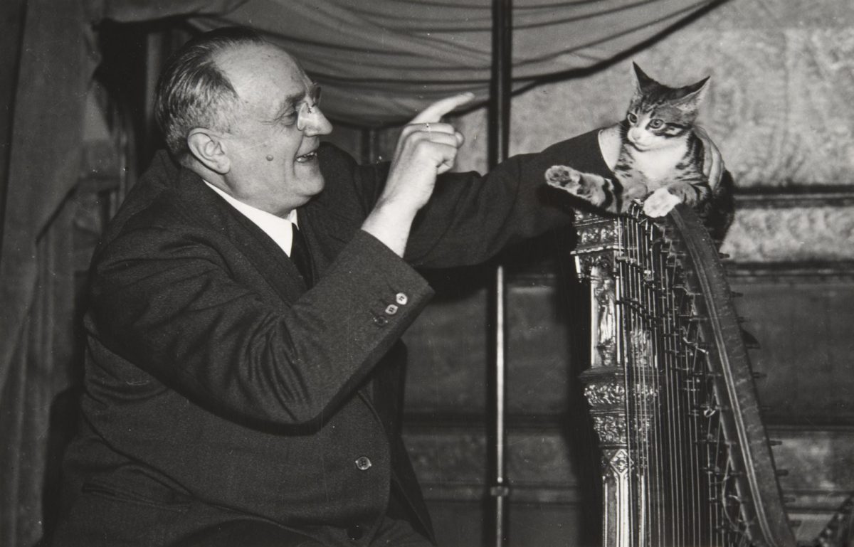 Kapellmästare Georg Schnéevoigt med sin katt på 1930-talet. Bild: Museiverkets Bildsamlingar