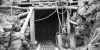 Tunnelarbete i sin linda i Kolosjoki år 1937 (beskuren bild). Bild: Niilo Tuura / Niilo Tuuras samling / Museiverket. Objektinumero: HK19900114:545