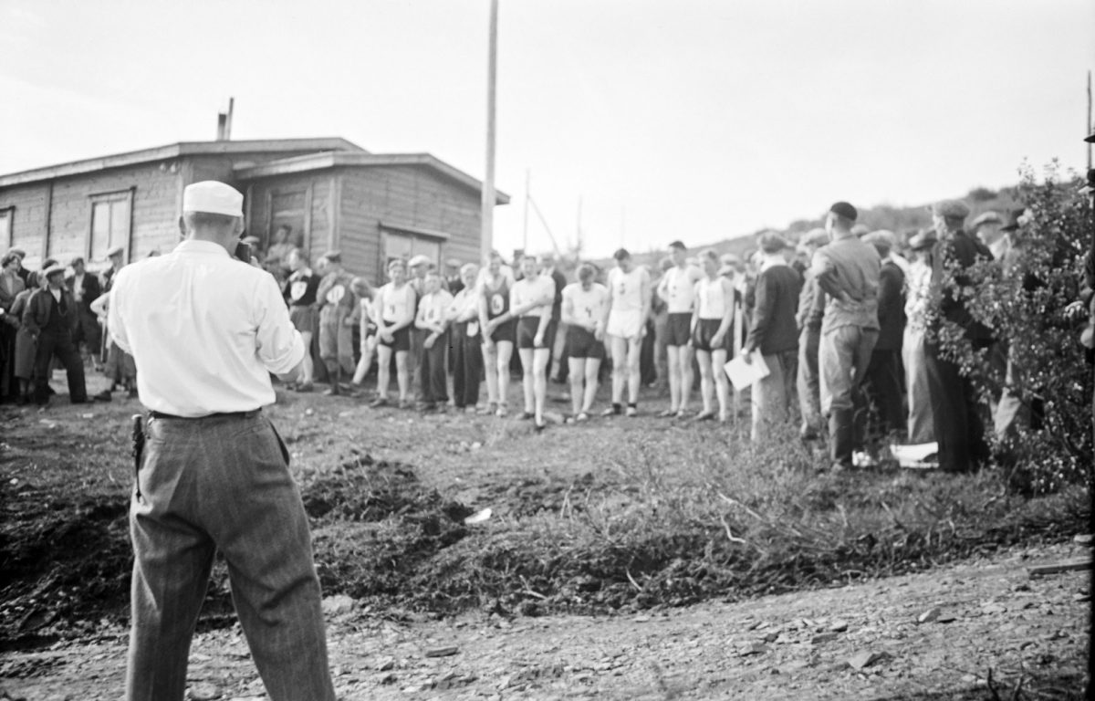 The 1938 Säräslaki running competition participants ready to go. Photo: Niilo Tuura / Niilo Tuura’s collection / Finnish Heritage Agency
