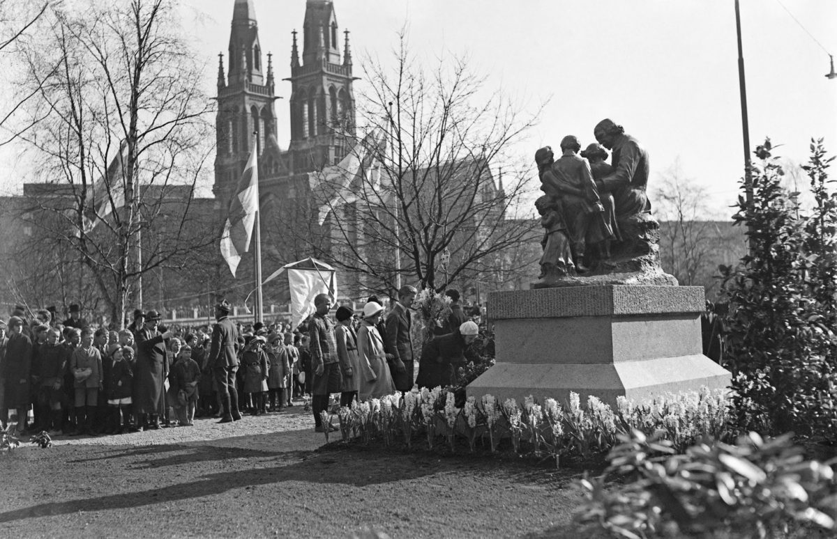 Sakari Topelius’s memorial being revealed in the Ratakatu park on 13 May 1932. The piece was created based on Ville Vallgren’s draft design. The purpose of the statue was to celebrate both Topelius and the children of Finland. Photo: Hugo Sundström