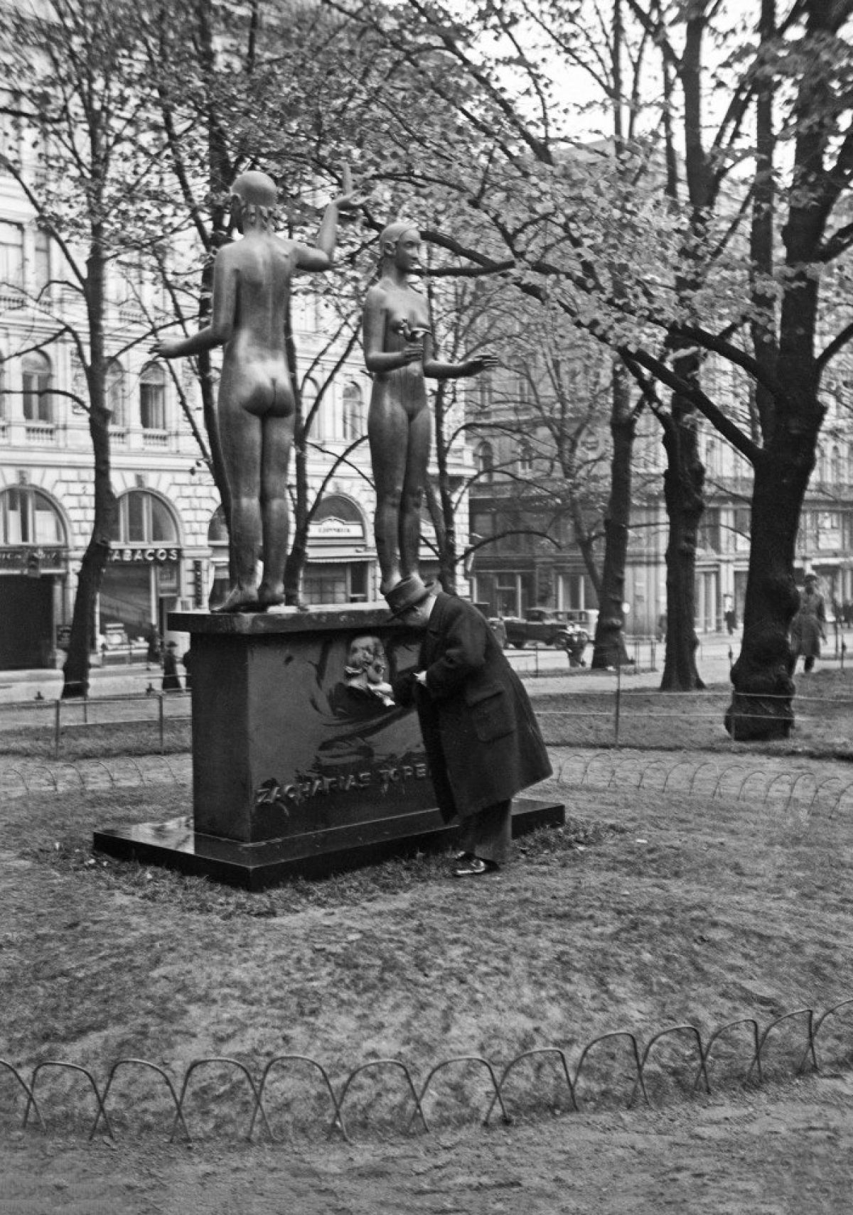 Gunnar Finne cleaning the medallion portrait of Topelius on the monument Fact and Fable before the ceremony at the Esplanadi park in Helsinki on 12 October 1932. Topelius’s name and portrait were added to the pedestal. Photo: Hugo Sundström