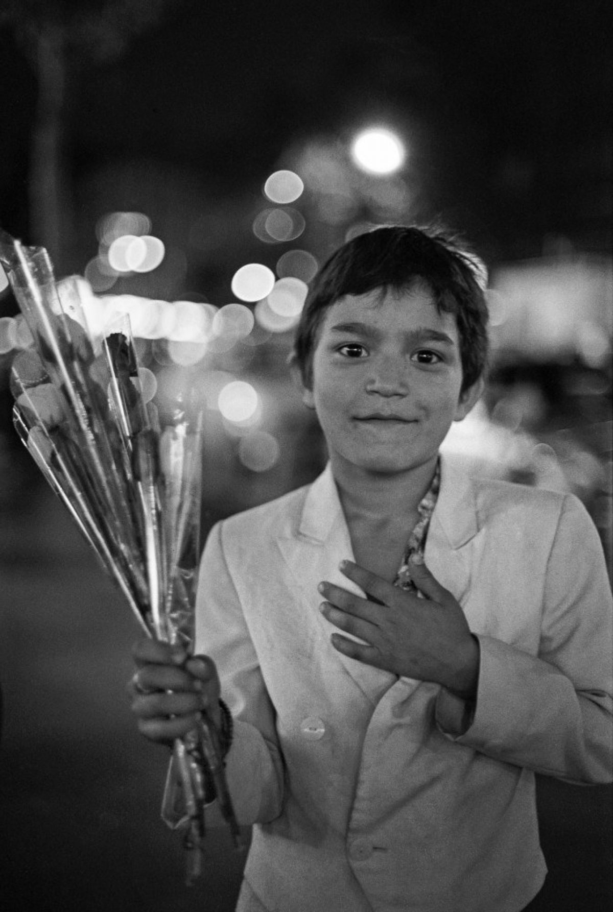 En pojke i Paris säljer blommor år 1988. Bild: Timo Kirves / Journalistiska bildarkivet JOKA