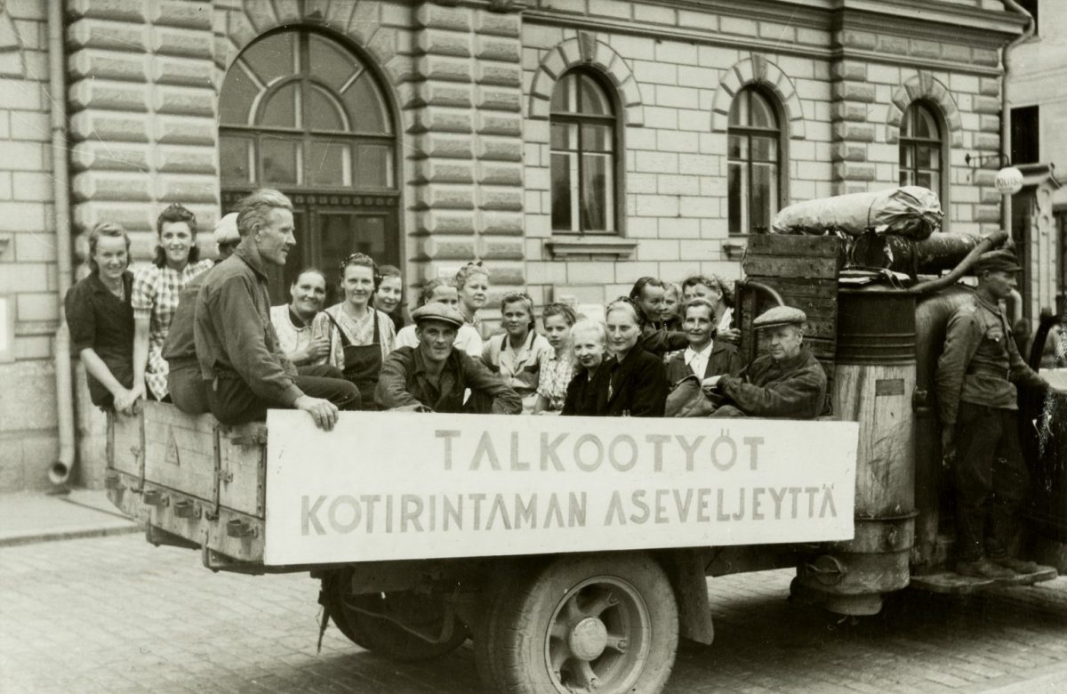 Talkoolaisia kuorma-auton lavalla Hämeenlinnassa 1942–1944. Kuva: J. Kahri / Suurtalkoot ry:n kokoelma / Museoviraston Kuvakokoelmat
