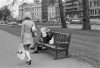 Miss Kesä, Seija Katila, går förbi en kvinna från London i Hyde Park, London, april 1969. Foto: Markku Lepola / JOKA / Museiverket. Objektinumero: JOKAMAL2A02:11