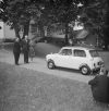 Presidentparet tar emot en Morris Mini Minor på Ekuddens gård 15.6.1961. Foto: Mauri Vuorinen / Uusi Suomi - Iltalehti / JOKA / Museiverket