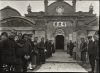 People standing in a corridor leading to a Mandarin’s (a high official) office in Anfu, China on 26 March 1914. Photo: Hannu Haahti / The Finnish Evangelical Lutheran Mission’s photo collection / Picture Collections of the Finnish Heritage Agency. Objektinumero: VKKSLS1222