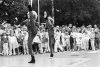 Jalka nousee Ruotsinsalmenkadulla, kun nuoret breakdance-taiturit esiintyvät. Kuva: Lauri Sorvoja / JOKA / Museovirasto. Objektinumero: JOKALS14Mer85Kat:5