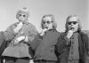 Tytöt tikkareineen kevätauringossa vuonna 1962. Kuva: Teuvo Kanerva / Museoviraston Kuvakokoelmat. Objektinumero: HK19950323:4017