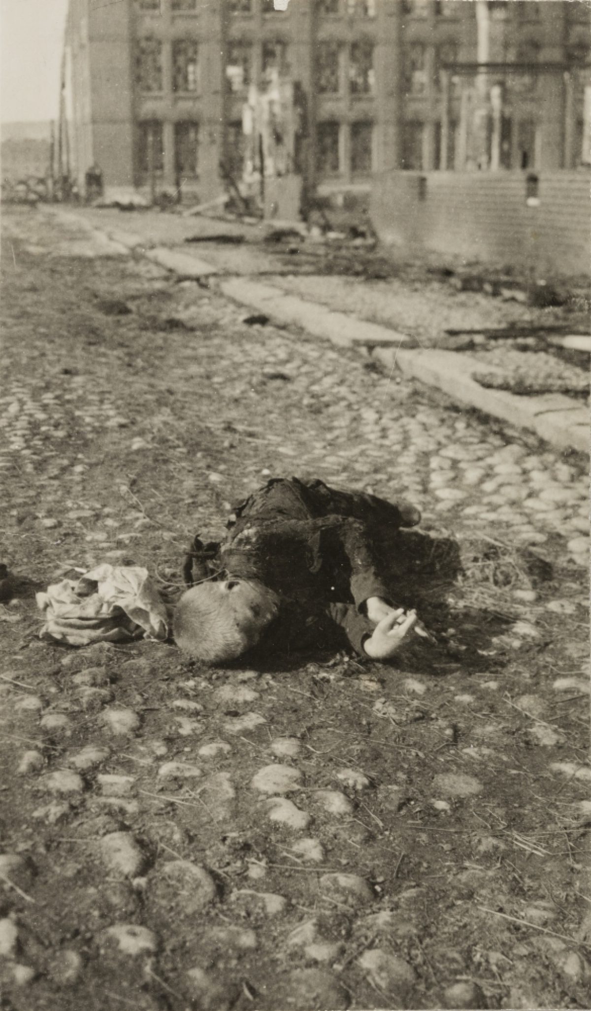 En barnoffer av erövringen av Tammerfors, inför Klädesfabriken, i april 1918.​​ Foto: Oskar Sundberg / Museiverkets Bildsamlingar