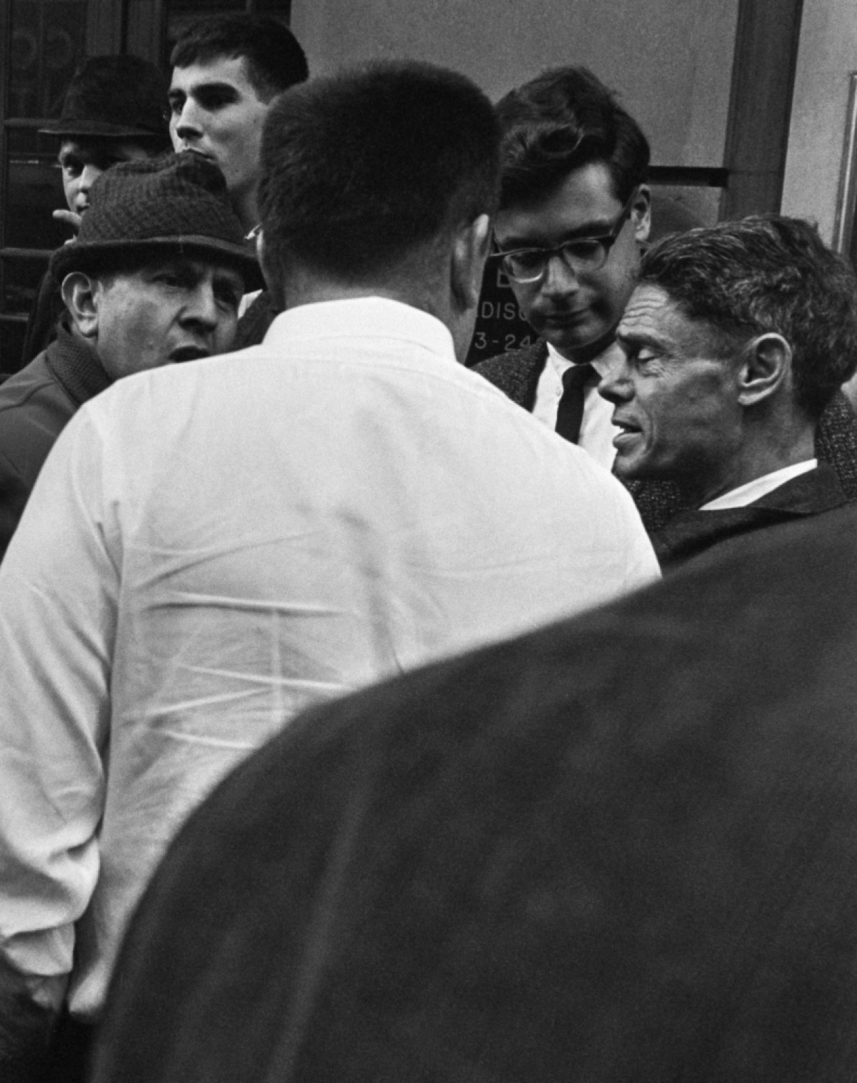 Men debating on the street. New York, November 1964.​​ Photo: Helge Heinonen / JOKA / Finnish Heritage Agency