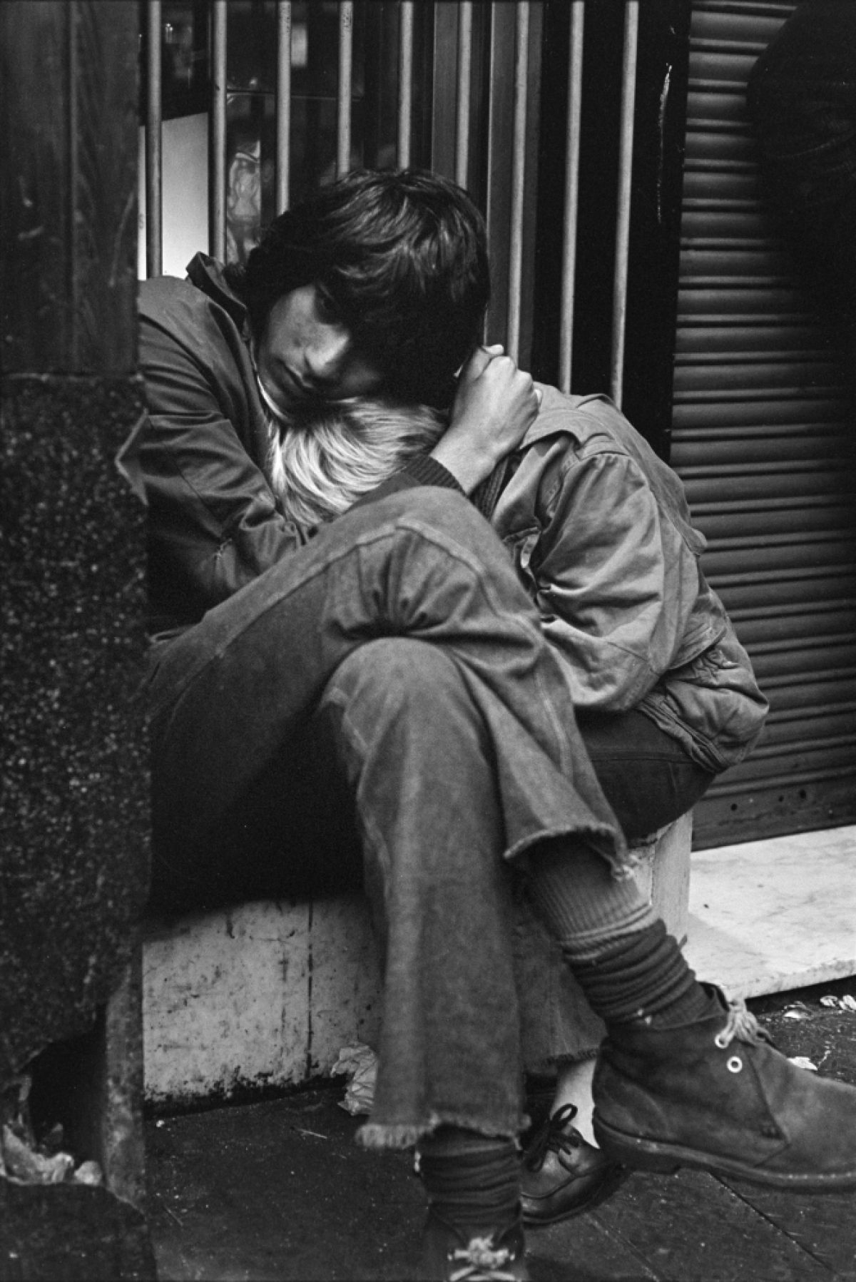 ”Det finns inget vackrare än vänskap och kärlek, det är allt jag vill ha och allt jag kan säga om livet”, sa en ung man medan han kramade sin vän. Foto: Markku Lepola / JOKA / Museiverket