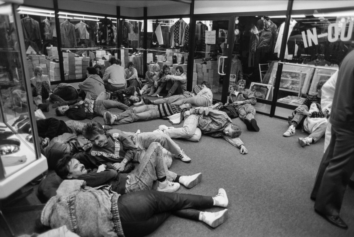 East German tourists spending a night in a heated shopping centre in West Berlin on 10–11 November 1989. Photo: Hannu Lindroos / JOKA / Finnish Heritage Agency