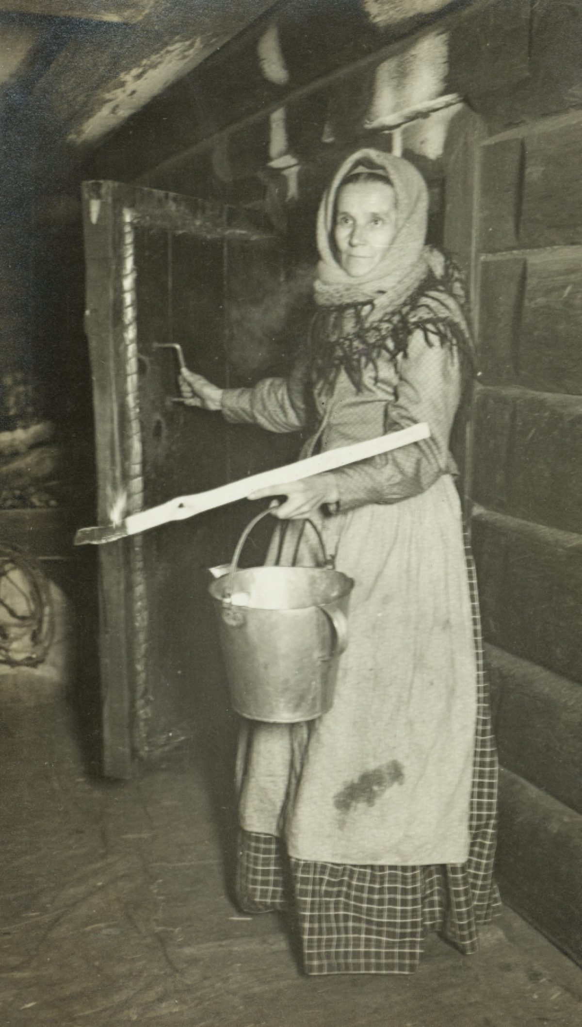 En karelsk husmor i dörren till sin stuga.​ Foto: Sakari Pälsi / Museiverkets Bildsamlingar