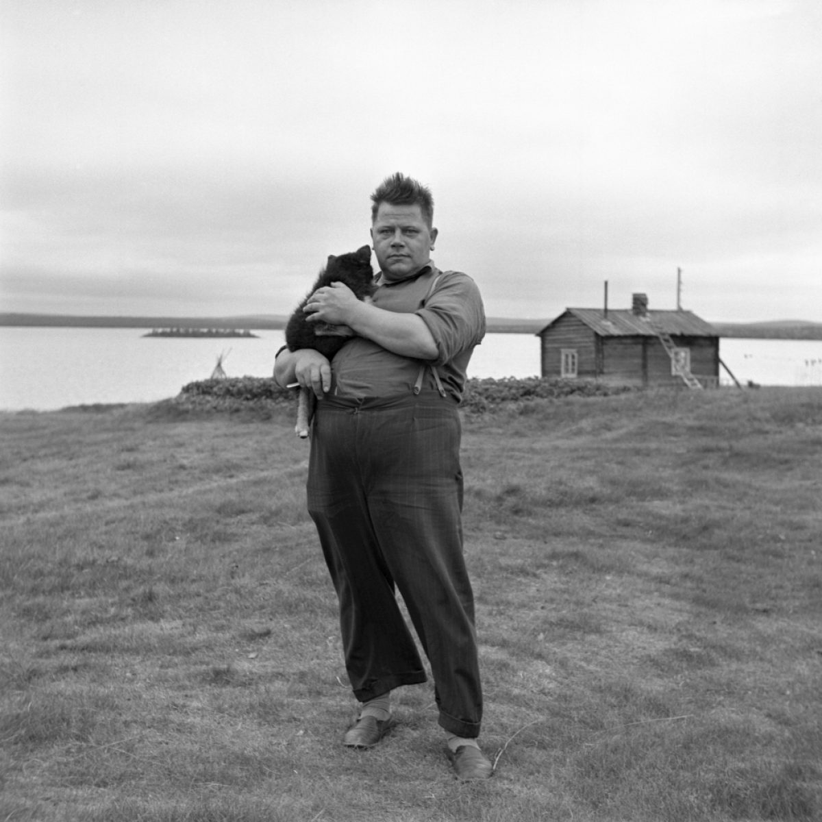 Vägarbetslagets kock, Erkki Longi, bakom en väglös vägsträcka i Palojärvi vildmarksby i Enontekis i juli 1956. Foto: Eero Sauri / Journalistiska bildarkivet JOKA / Museiverket