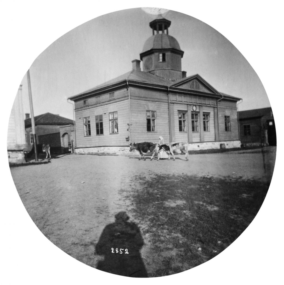 Frun vallar kor på Rådshustorget i Kajana 1894. Fotografiet digitaliserat av glasnegativ. Foto: Louis Sparre / Kaleva / Journalistiska bildarkivet JOKA / Museiverket