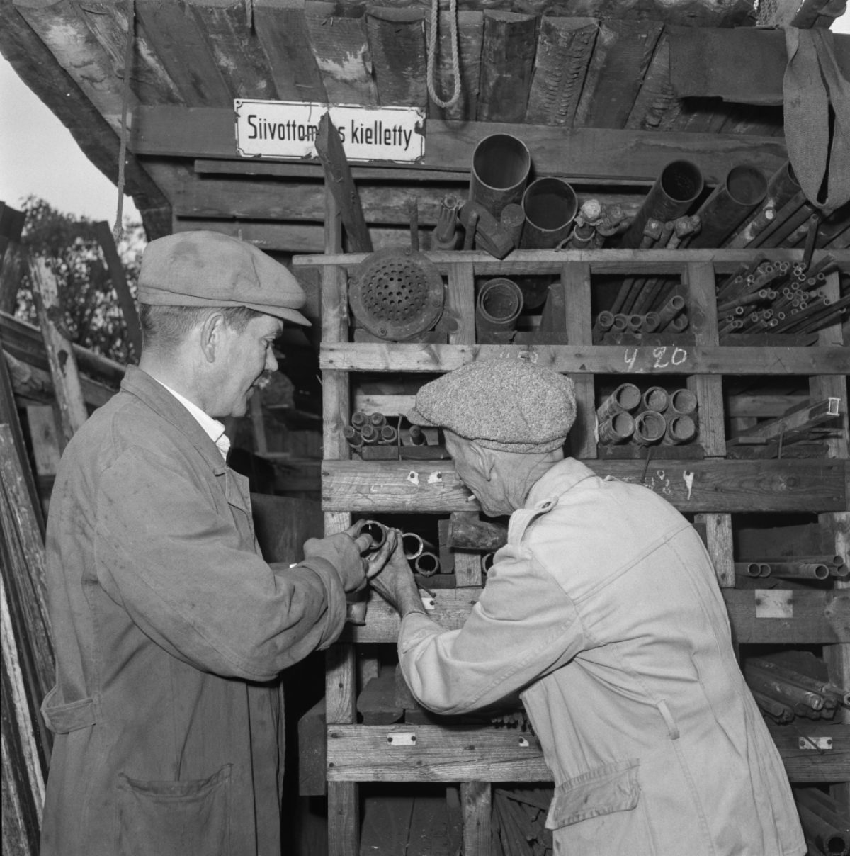 Återvinning av metallskrot 1958 i Helsingfors. Foto: UA Saarinen / Journalistiska bildarkivet JOKA / Museiverket