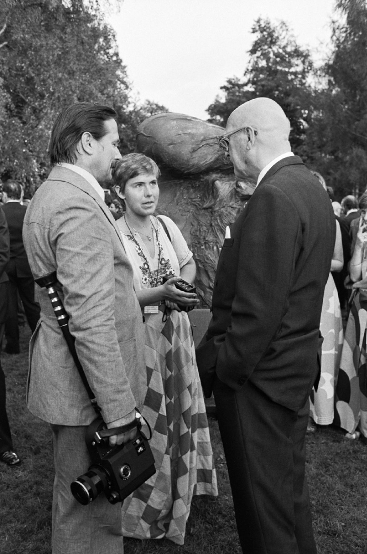 President Kekkonen (till höger) diskuterar med Mikko Niskanen och Maarit Tyrkkö på Fiskartorpet under ESSK 31.7.1975. Foto: PF-team / Pressfoto Zeeland / JOKA / Museiverket