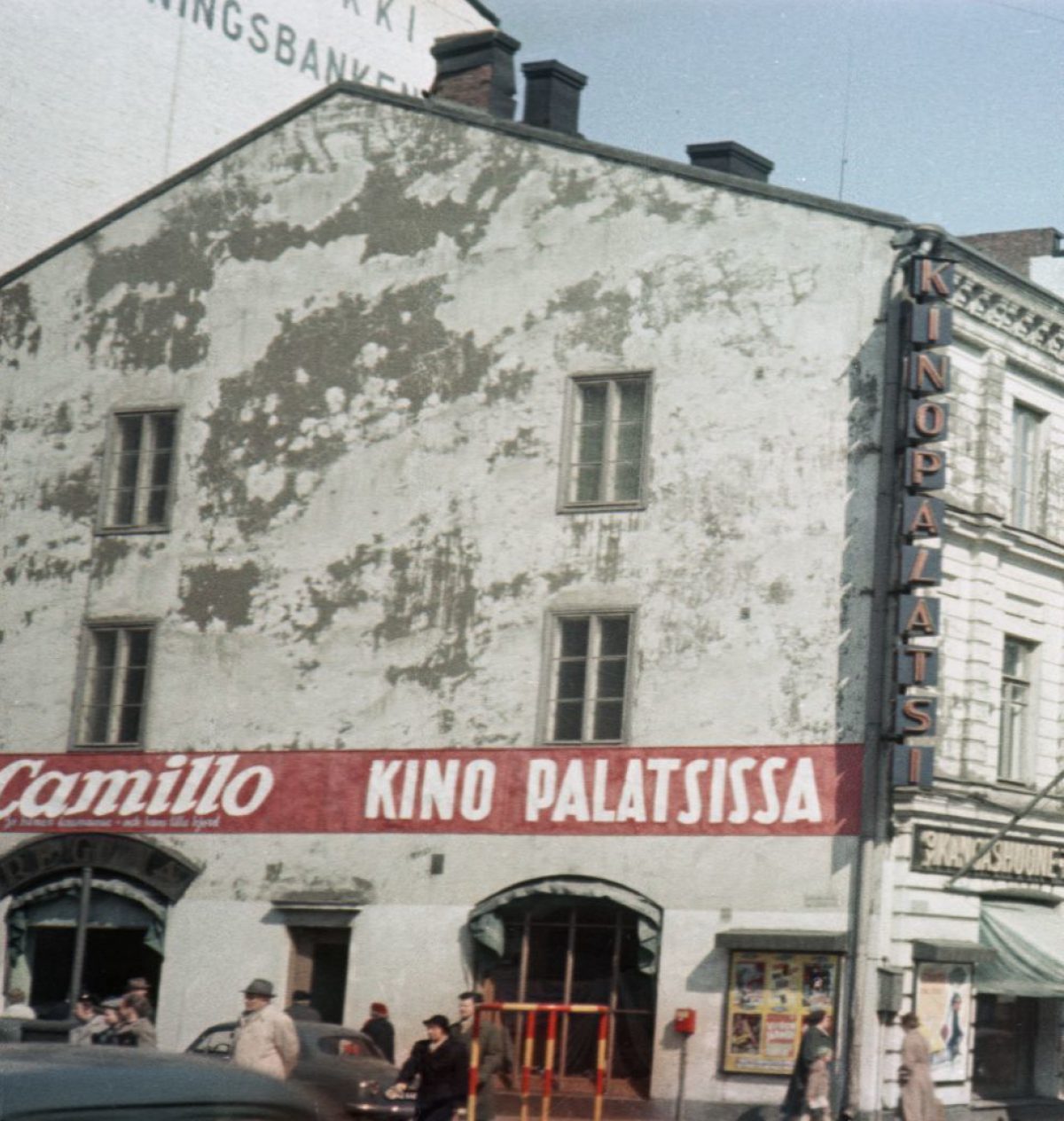 Elokuvateatteri Kino-Palatsin seinään on maalattu vuonna 1954 esitetyn Isä Camillo ja hänen laumansa -elokuvan mainos. Pohjoisesplanadi 39:ssä sijainnut rakennus purettiin vuonna 1965. Kuva: Aukusti Tuhka / Museoviraston Kuvakokoelmat