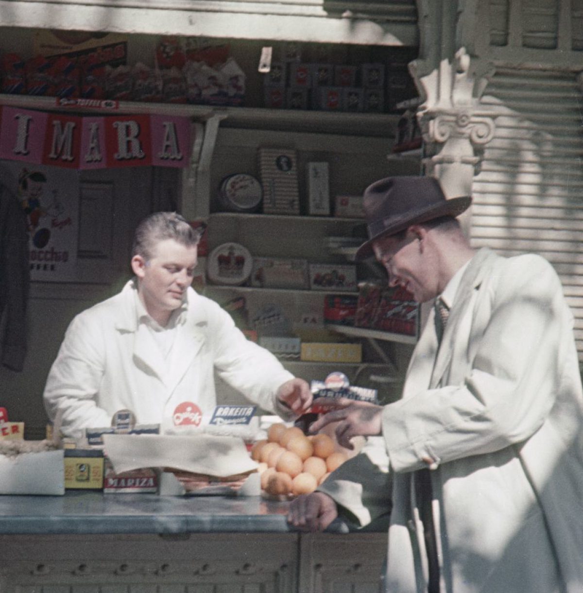 Kioskförsäljning i Esplanadparken i Helsingfors år 1954. Foto: Aukusti Tuhka / Museiverkets Bildsamlingar