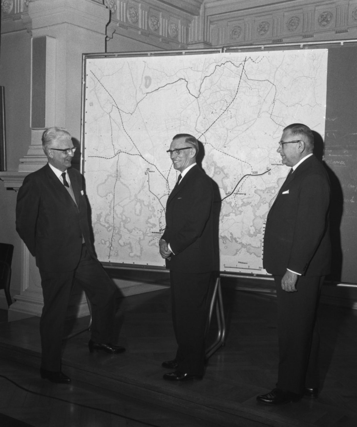 The Metro Committee submitted its report in 1965. On the left, Office Manager Reino Castrén, Lord Mayor Lauri Aho and Deputy Mayor J. A. Kivistö, 17 March 1965. Photo: Martti Halme / Uusi Suomi / JOKA / Finnish Heritage Agency