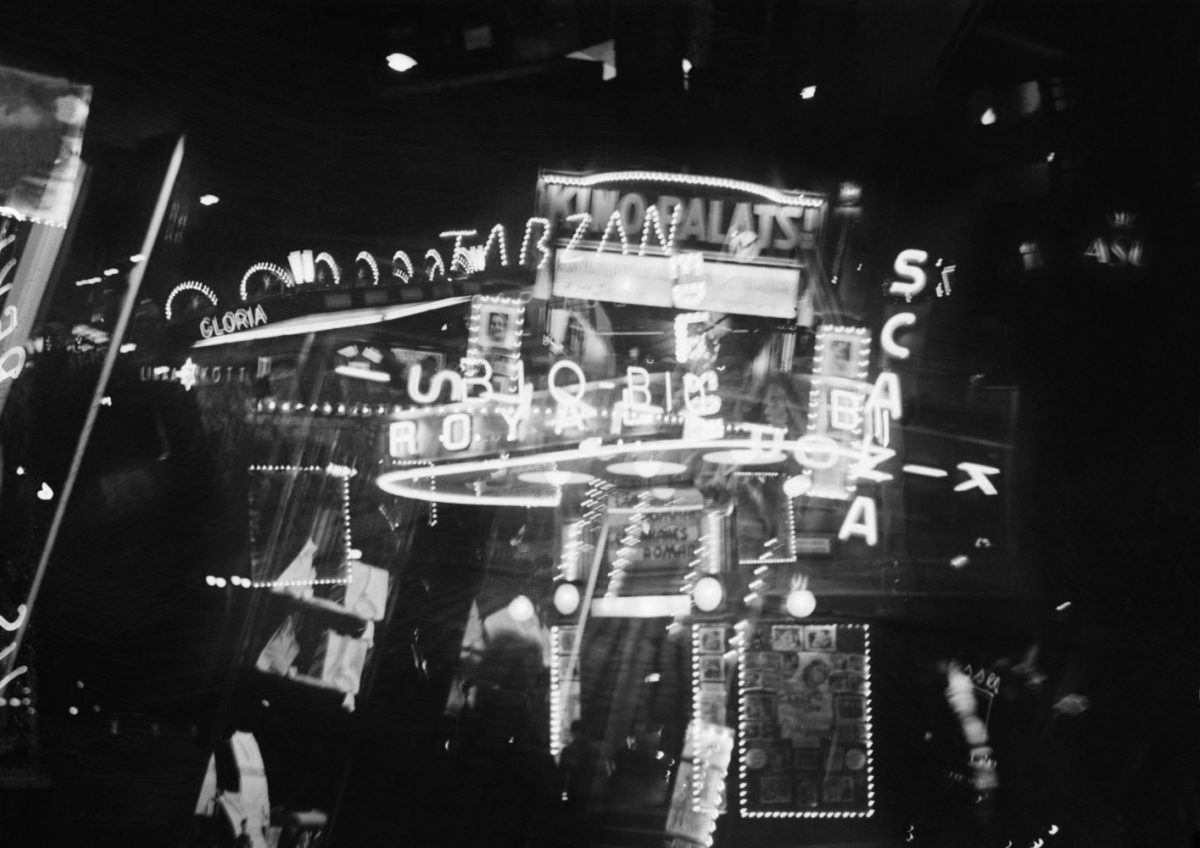 Fotomontage av biografernas neonskyltar i Helsingfors i september 1934. Foto: Aarne Pietinen Oy / Museiverkets Bildsamlingar / Bildbehandling Keijo Laajisto