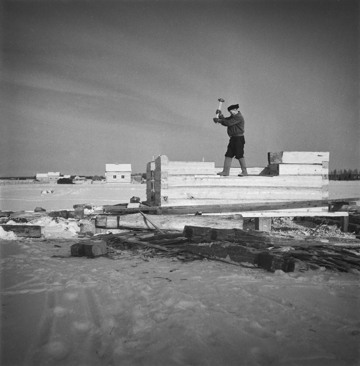 Byggande på en bostadsodlingslägenhet i Mellilä vintern 1947. Foto: Pekka Kyytinen / Museiverkets Bildsamlingar