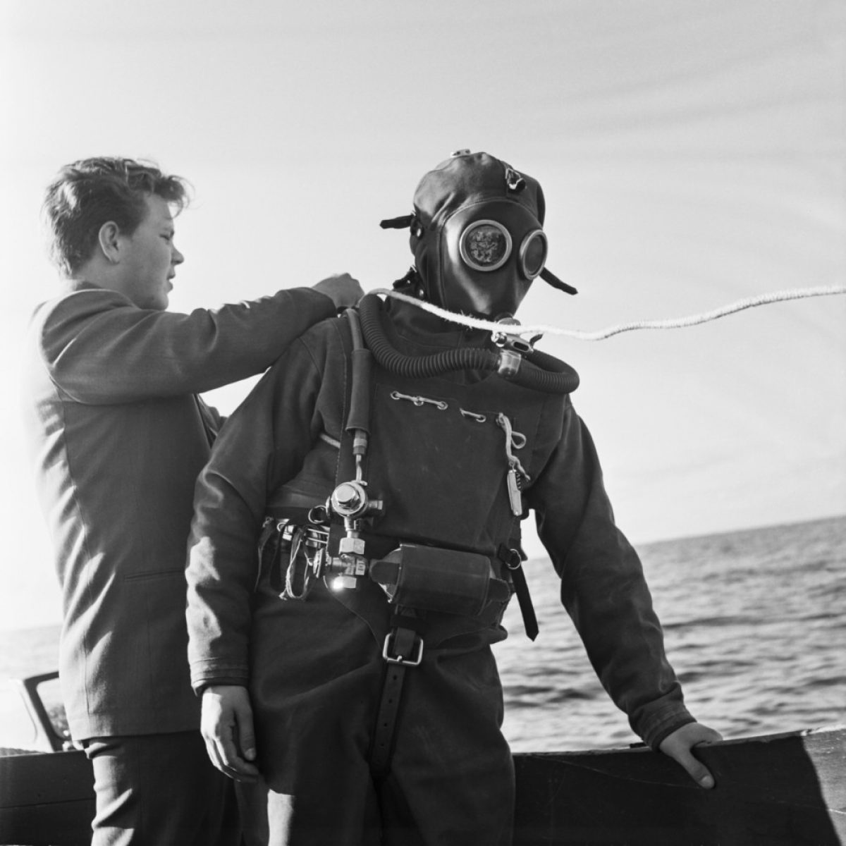 Matti Jämsä förbereder sig för att slå djupdykningsrekordet för groddykardräkten Draeger DW-38 år 1954. Jämsä dök ner till 61 meters djup. Foto: UA Saarinen / JOKA / Museiverket
