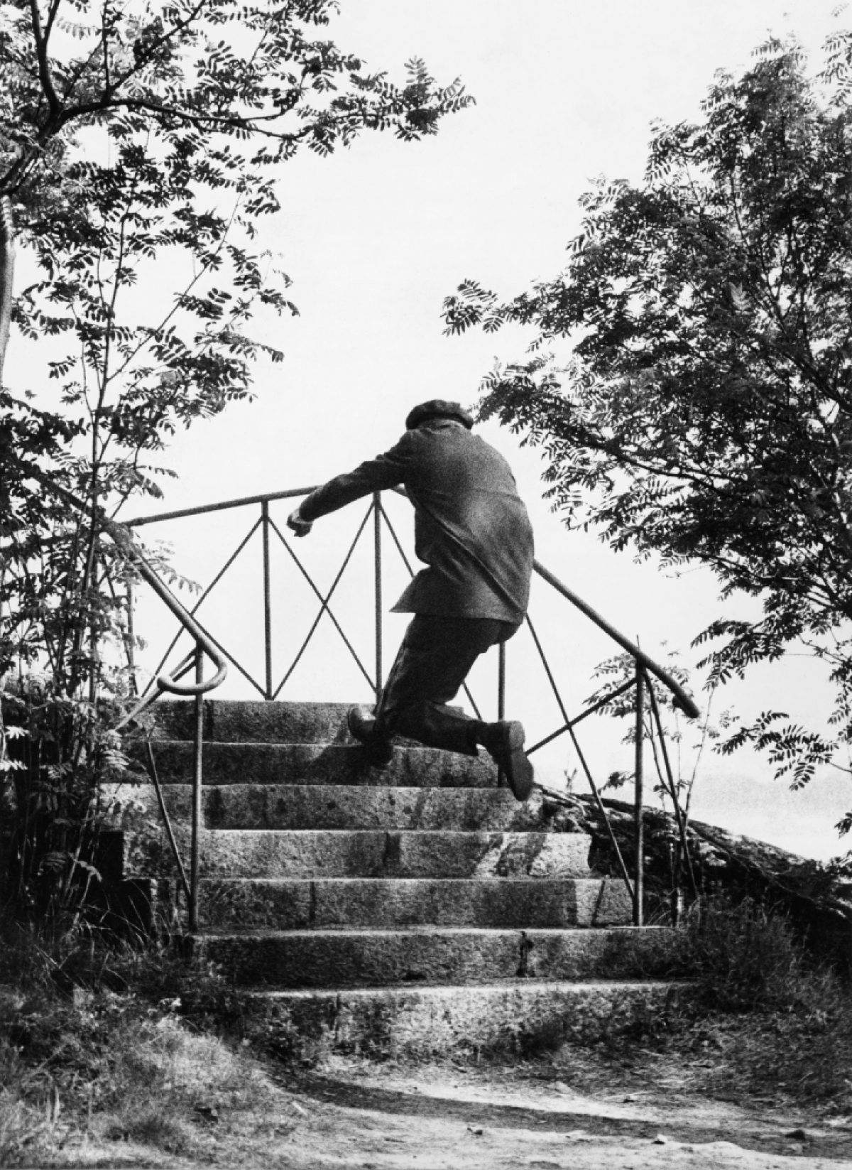 President Kekkonen tries to jump up the stone steps in Seurasaari in one leap. Photo: Jussi Pohjakallio / Otavamedia / Press Photo Archive JOKA / Finnish Heritage Agency