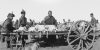 Lihakauppias vuohenrattaineen Urgan torilla Mongoliassa 1909 (kuva rajattu), Sakari Pälsi / Museoviraston Kuvakokoelmat. Objektinumero: VKK156:120