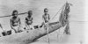 Pojat kanootissa Papua-Uusi-Guineassa 1910-1912 (kuva rajattu), Gunnar Landtman / Museoviraston Kuvakokoelmat. Objektinumero: VKK248:452